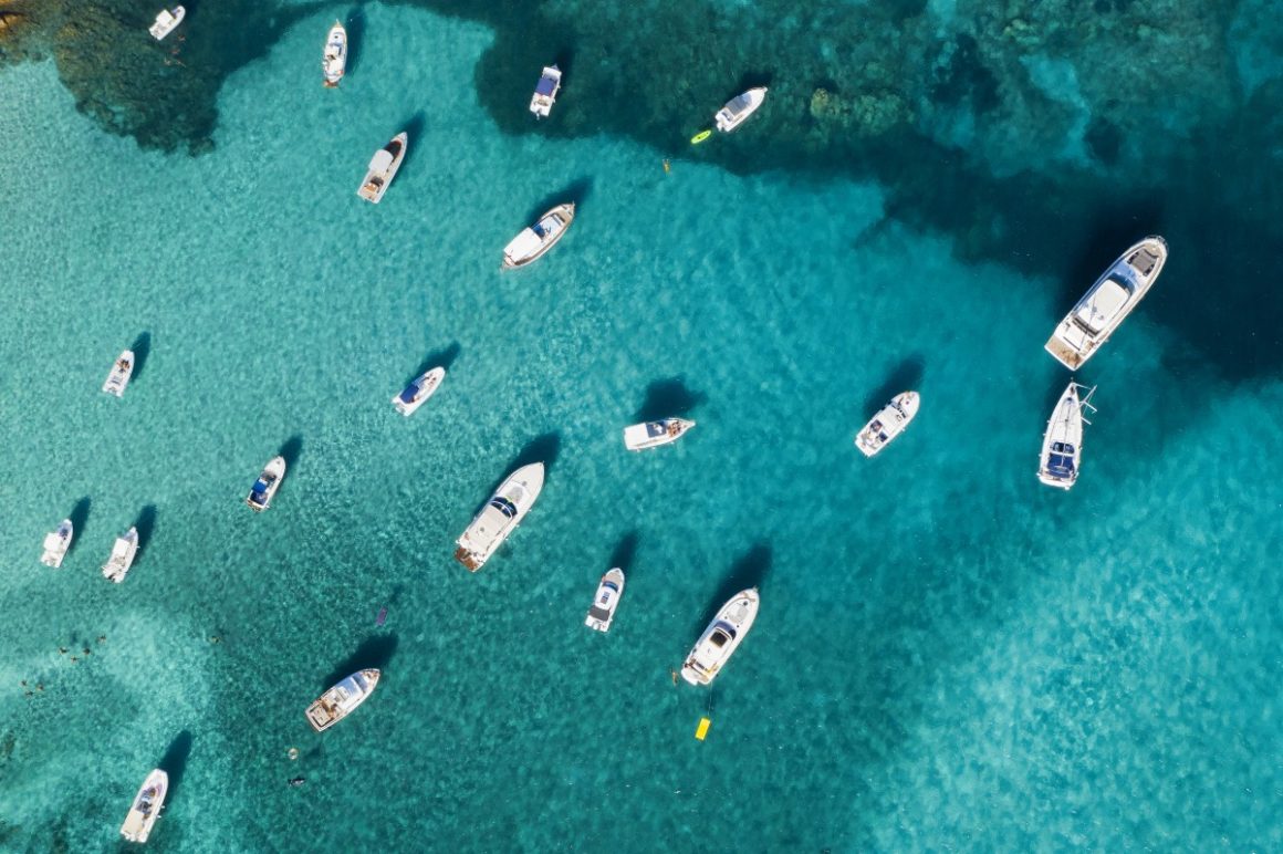 vue sur une baie remplie de bateaux et de yachts de luxe