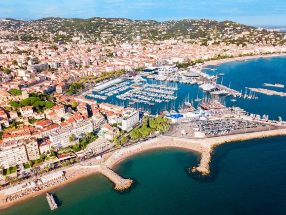 Vue panoramique sur le port de Cannes et la plage