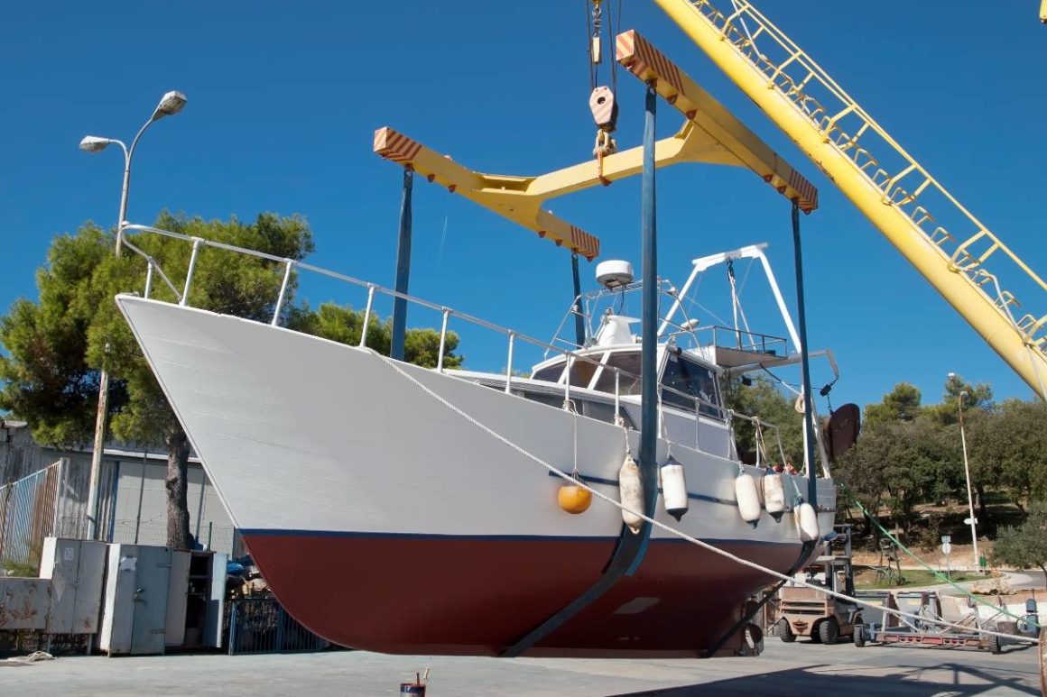 bateau sur grue chantier naval mandelieu